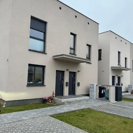 Komfortowy Podolany 3 Sypialnie & 2 Miejsca Parkingowe Апартаменты